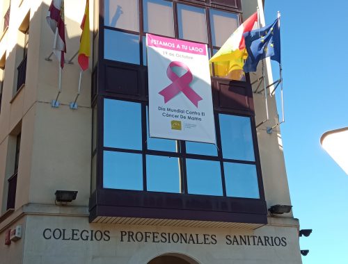 Pancarta del Día Mundial contra el Cáncer de Mama en la fachada del Colegio de Médicos de La Rioja
