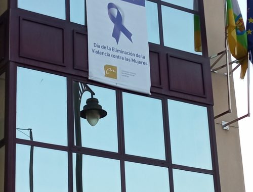 Pancarta contra la violencia machista en la fachada del Colegio de Médicos de La Rioja